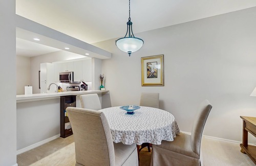 Naples Condominio | Charming condo with screened lanai, wifi & access to outdoor community pool
