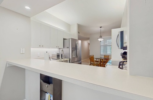 Naples Condominio | Charming condo with screened lanai, wifi & access to outdoor community pool