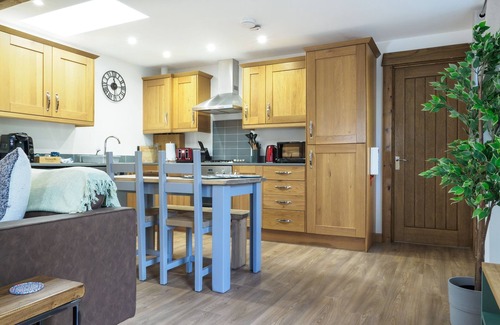 Falmouth Cabaña | Charming Cornish cottage with shared pool/hot tub, nr Falmouth/Helford River.