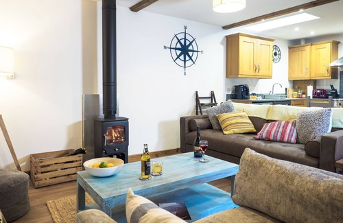 Falmouth Cabaña | Charming Cornish cottage with shared pool/hot tub, nr Falmouth/Helford River.