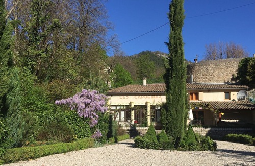 Chatillon-en-Diois Cabaña | Encantadora casa de campo con gran jardín a solo 3 minutos del centro del pueblo medieval.