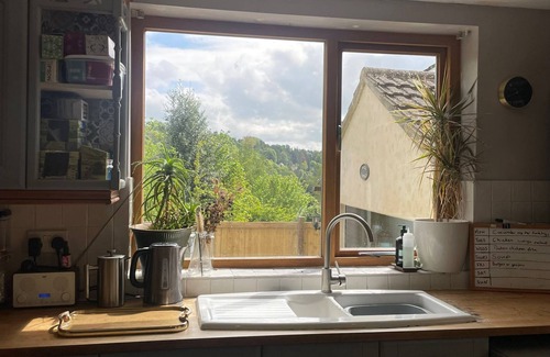 Nailsworth Casa | Charming Cotswold stone cottage with garden, off-road parking and valley views