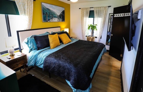 Croissant Park Cabaña | Charming Cottage close to Downtown FTL!