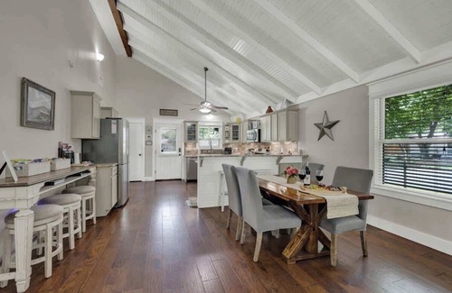 Fredericksburg Casa | Charming Cottage-3 Mins to Downtown-Pet Friendly!