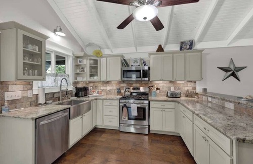 Fredericksburg Casa | Charming Cottage-3 Mins to Downtown-Pet Friendly!