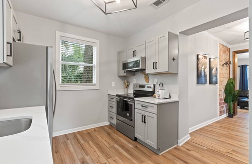 Pensacola Casa | Charming Cottage * 2 Miles to NAS * Remodeled * 2 Queen Beds * Fenced Yard