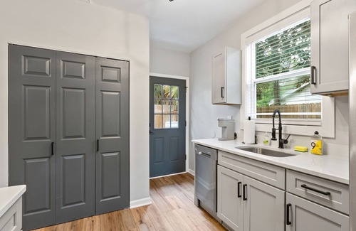 Pensacola Casa | Charming Cottage * 2 Miles to NAS * Remodeled * 2 Queen Beds * Fenced Yard