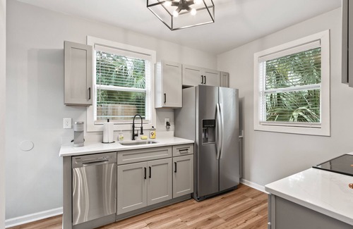 Pensacola Casa | Charming Cottage * 2 Miles to NAS * Remodeled * 2 Queen Beds * Fenced Yard