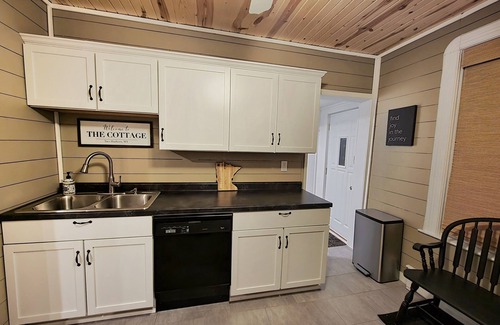 Two Harbors Cabaña | Charming Cottage! - 3 Bedrooms, 4 Beds, 2 Full Baths, 6 Adults