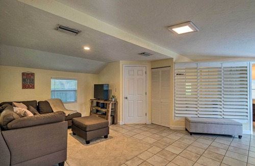 Ridge Wood Heights Cabaña | ¡NUEVO! Cottage con Encanto ~ 5. ¡5 millas a Siesta Key Beach!