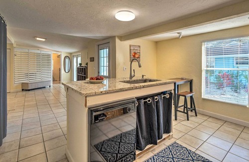 Ridge Wood Heights Cabaña | ¡NUEVO! Cottage con Encanto ~ 5. ¡5 millas a Siesta Key Beach!
