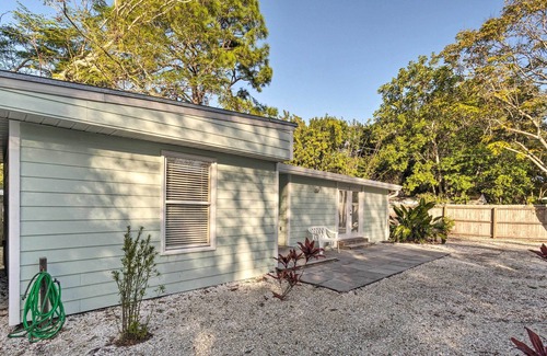 Ridge Wood Heights Cabaña | ¡NUEVO! Cottage con Encanto ~ 5. ¡5 millas a Siesta Key Beach!
