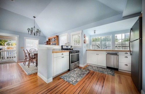 Julian Cabaña | Charming cottage..A 1 minute walk to Main Street. Shops, Restaurants and more..
