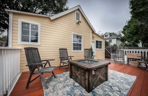 Julian Cabaña | Charming cottage..A 1 minute walk to Main Street. Shops, Restaurants and more..