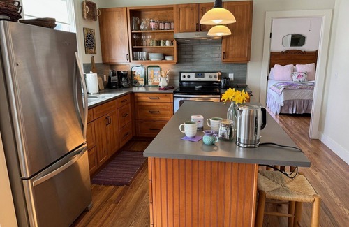 Hot Springs Cabaña | Charming Cottage- Away from it all on the river!