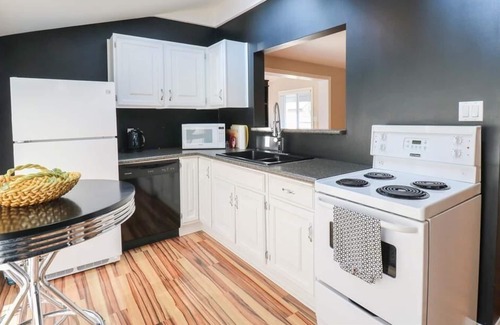 Port Dover Casa | Charming cottage away from home