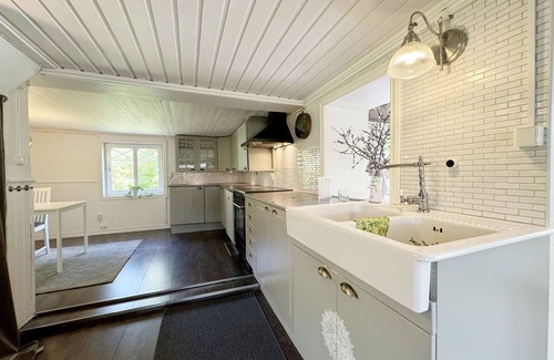 Vanersborg Municipality Chalet De Esquí | Charming Cottage by Lake Vänern, Frändefors | SE17013