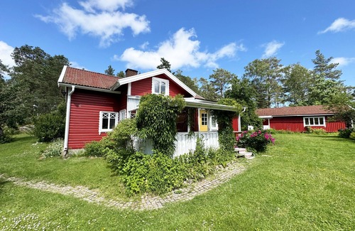 Vanersborg Municipality Chalet De Esquí | Charming Cottage by Lake Vänern, Frändefors | SE17013