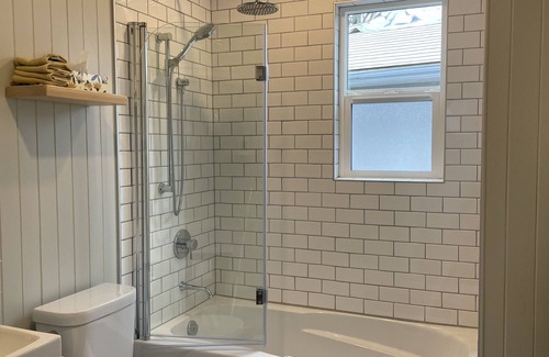 Saanich Cama Y Desayuno | Charming Cottage Centrally Located Business Licence #28949