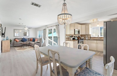 Clear Lake Shores Cabaña | Charming Cottage Close to Kemah Boardwalk