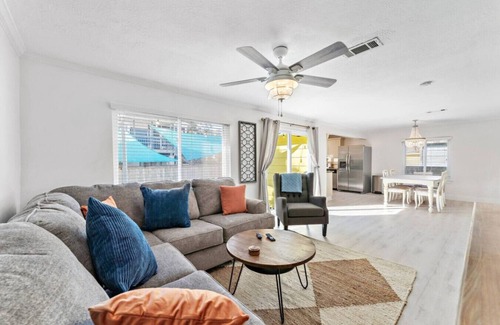 Clear Lake Shores Cabaña | Charming Cottage Close to Kemah Boardwalk