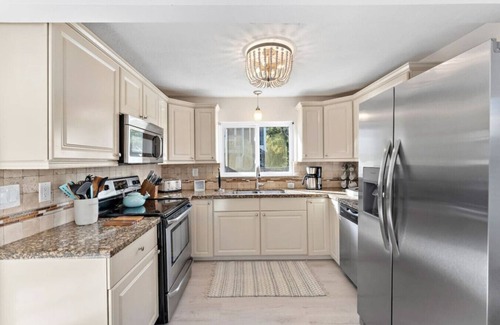 Clear Lake Shores Cabaña | Charming Cottage Close to Kemah Boardwalk