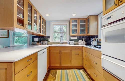 Ogunquit - Wells Cabaña | Charming Cottage Close to Beaches with a Relaxing Patio and Nearby Attractions