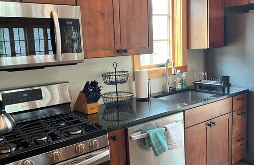 Gilford Cabaña | Charming Cottage, Dogs Welcome!