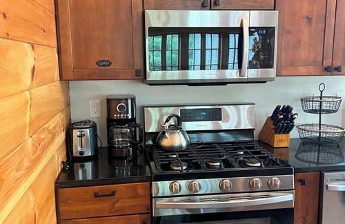 Gilford Cabaña | Charming Cottage, Dogs Welcome!
