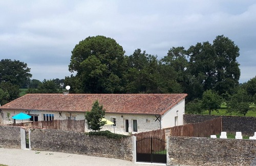 Pleuville Casa | Casa rural con encanto para 10 personas, piscina privada, jardín cerrado