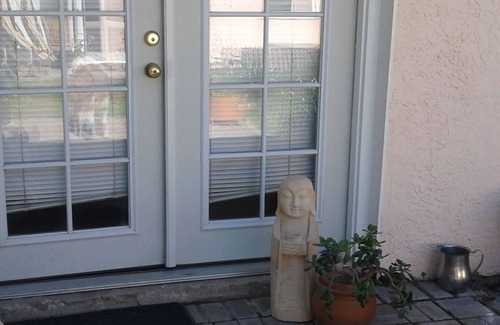 Carmichael Cabaña | Charming cottage in delightful Fair Oaks with WiFi and AC and heat.nn