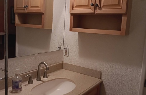 Carmichael Cabaña | Charming cottage in delightful Fair Oaks with WiFi and AC and heat.nn