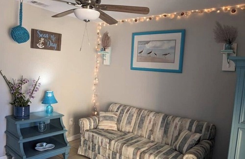 Bradenton Cabaña | Charming cottage in fabulous Bradenton with AC, WiFi