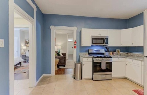 Cooper-Young Historic District Casa | Charming Cottage in Hip Cooper Young - Walk to Food & Drink - 9 mins to Beale!