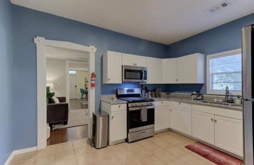 Cooper-Young Historic District Casa | Charming Cottage in Hip Cooper Young - Walk to Food & Drink - 9 mins to Beale!