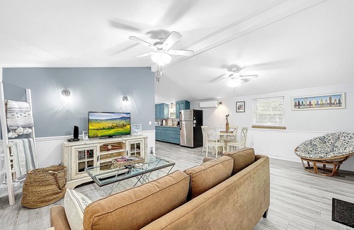 Odessa Cabaña | Charming cottage in old Florida Odessa lake community with AC, WiFi, kayak