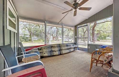 Odessa Cabaña | Charming cottage in old Florida Odessa lake community with AC, WiFi, kayak
