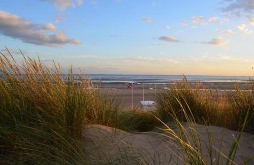 Romney Marsh Casa | Charming Cottage in Romney Marsh Britain with Wooden Deck