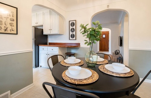 Ottawa Casa | Charming Cottage in Toledo's popular Old Orchard neighborhood!
