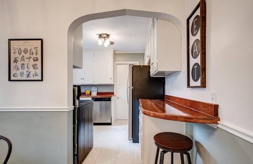 Ottawa Casa | Charming Cottage in Toledo's popular Old Orchard neighborhood!
