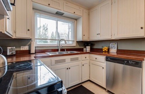 Ottawa Casa | Charming Cottage in Toledo's popular Old Orchard neighborhood!