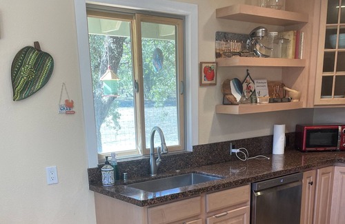 Glen Ellen Cabaña | Beautiful Cottage in Sonoma Valley of the Moon"