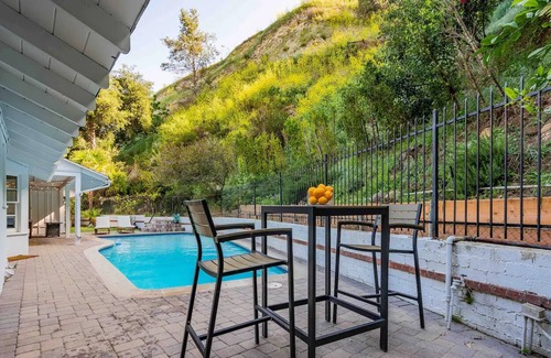 Sherman Oaks Cabaña | Charming Cottage in the Hills of LA - Close to Restaurants, Shops, Entertainment