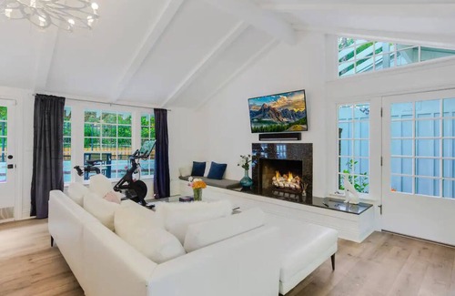 Sherman Oaks Cabaña | Charming Cottage in the Hills of LA - Close to Restaurants, Shops, Entertainment