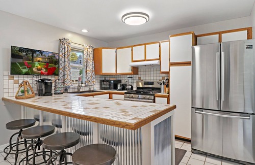 Salem Lakes Casa | Charming Cottage - Lake access steps away ! 2 King beds / 1 Queen Sleeper Sofa