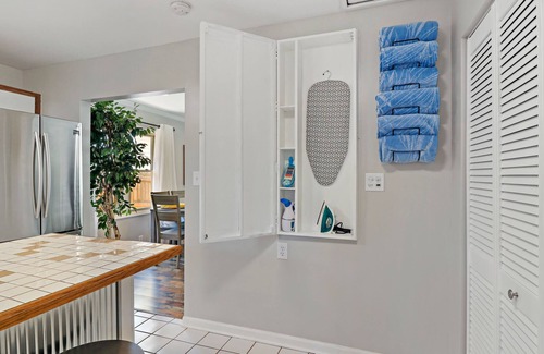 Salem Lakes Casa | Charming Cottage - Lake access steps away ! 2 King beds / 1 Queen Sleeper Sofa