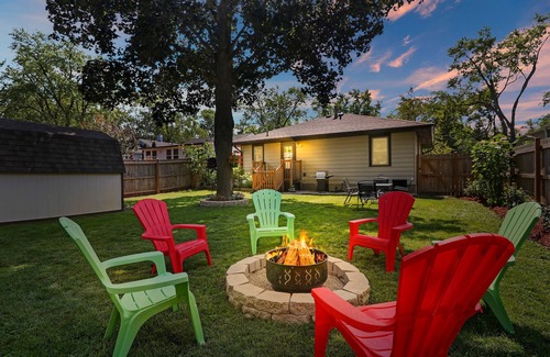 Salem Lakes Casa | Charming Cottage - Lake access steps away ! 2 King beds / 1 Queen Sleeper Sofa