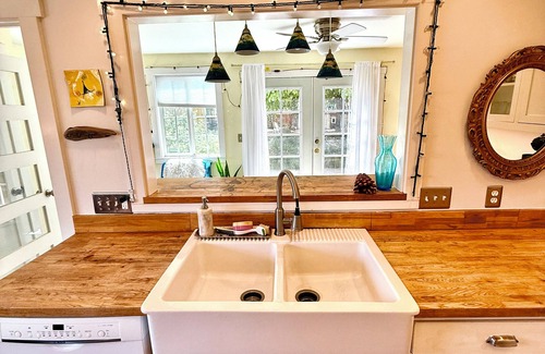 Southeastern Sacramento Casa | Charming Cottage Near Downtown Sac with Office & Fast WiFi