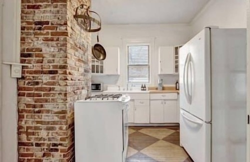Vollintine-Evergreen Casa | Charming Cottage near Memphis zoo and restaurants