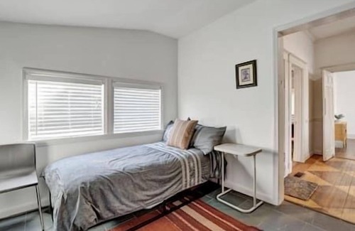 Vollintine-Evergreen Casa | Charming Cottage near Memphis zoo and restaurants